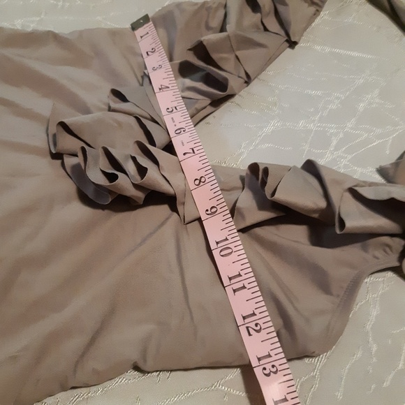 Perry Ellis Taupe Ruffled 1pc Swimsuit Size 6 - Picture 5 of 7